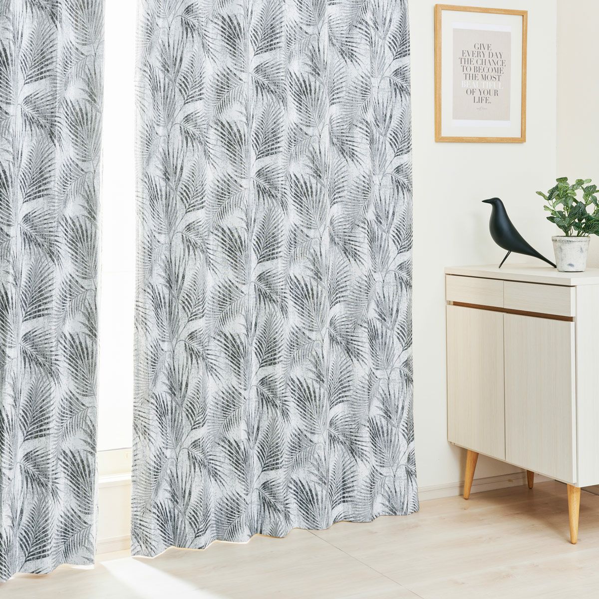 モノトーンのボタニカル柄が大人っぽい雰囲気の裏地付き3級遮光