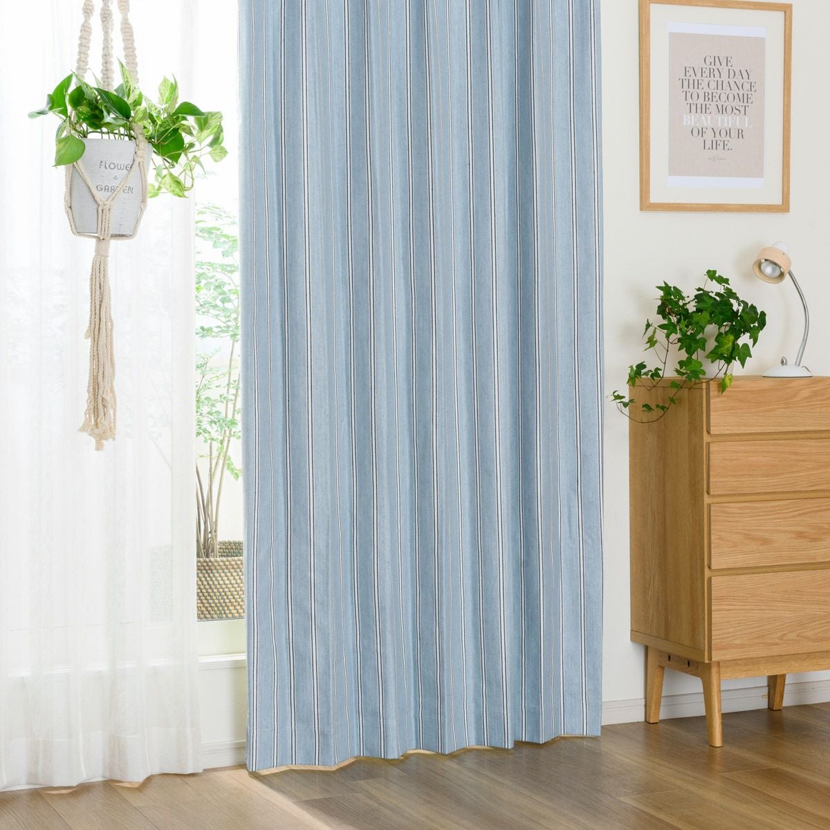 爽やかなブルーのへリンボーン柄 遮光率100% 完全1級遮光カーテン