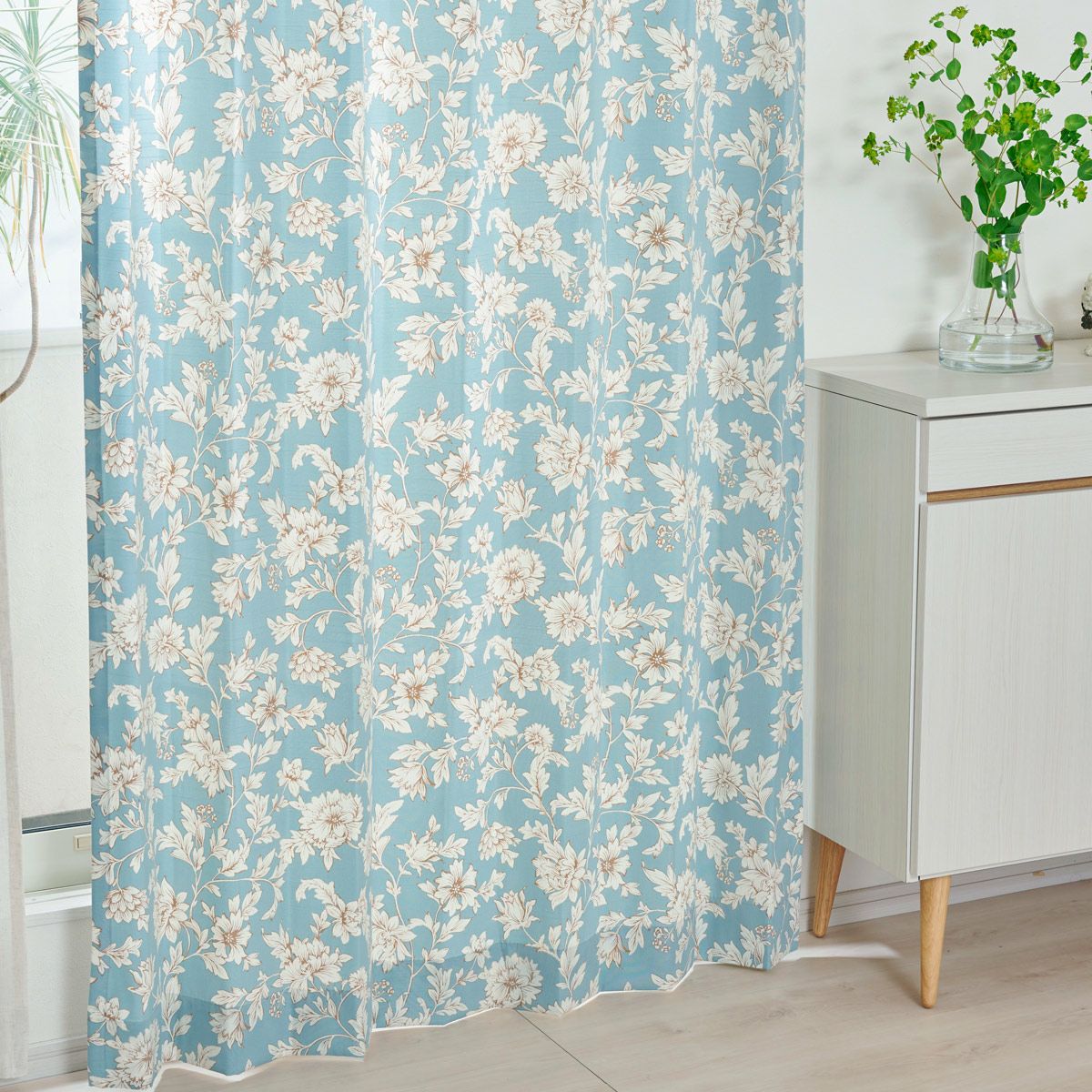 レトロな色合いにクラシックな花柄プリントが映えるカーテン パルテ（D