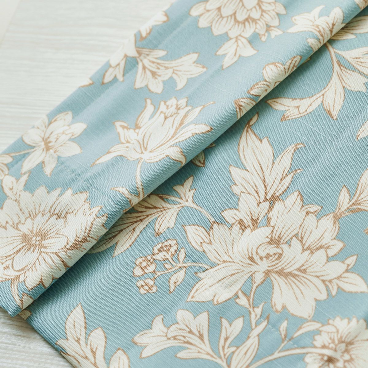 レトロな色合いにクラシックな花柄プリントが映えるカーテン パルテ（D