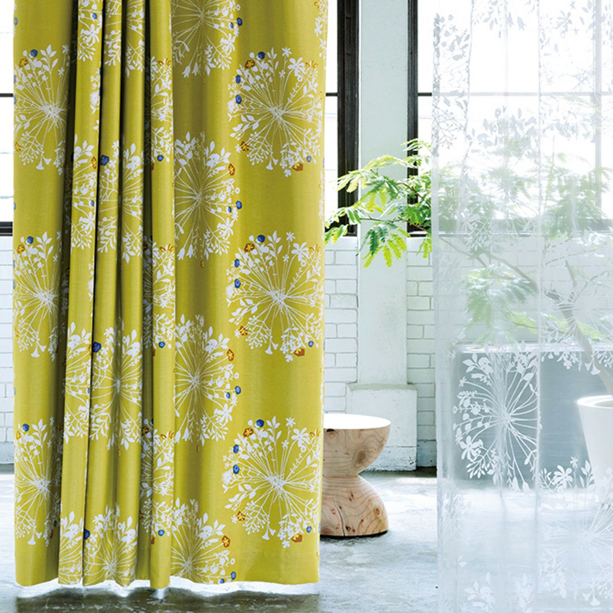 繊細なボタニカルデザインの2級遮光カーテン フロリ（D-1196