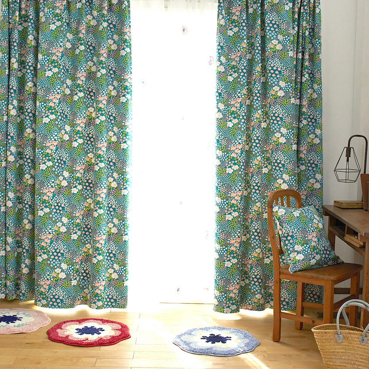 みずみずしい花達が一面に広がる華やかな2級遮光カーテン フラヴィア