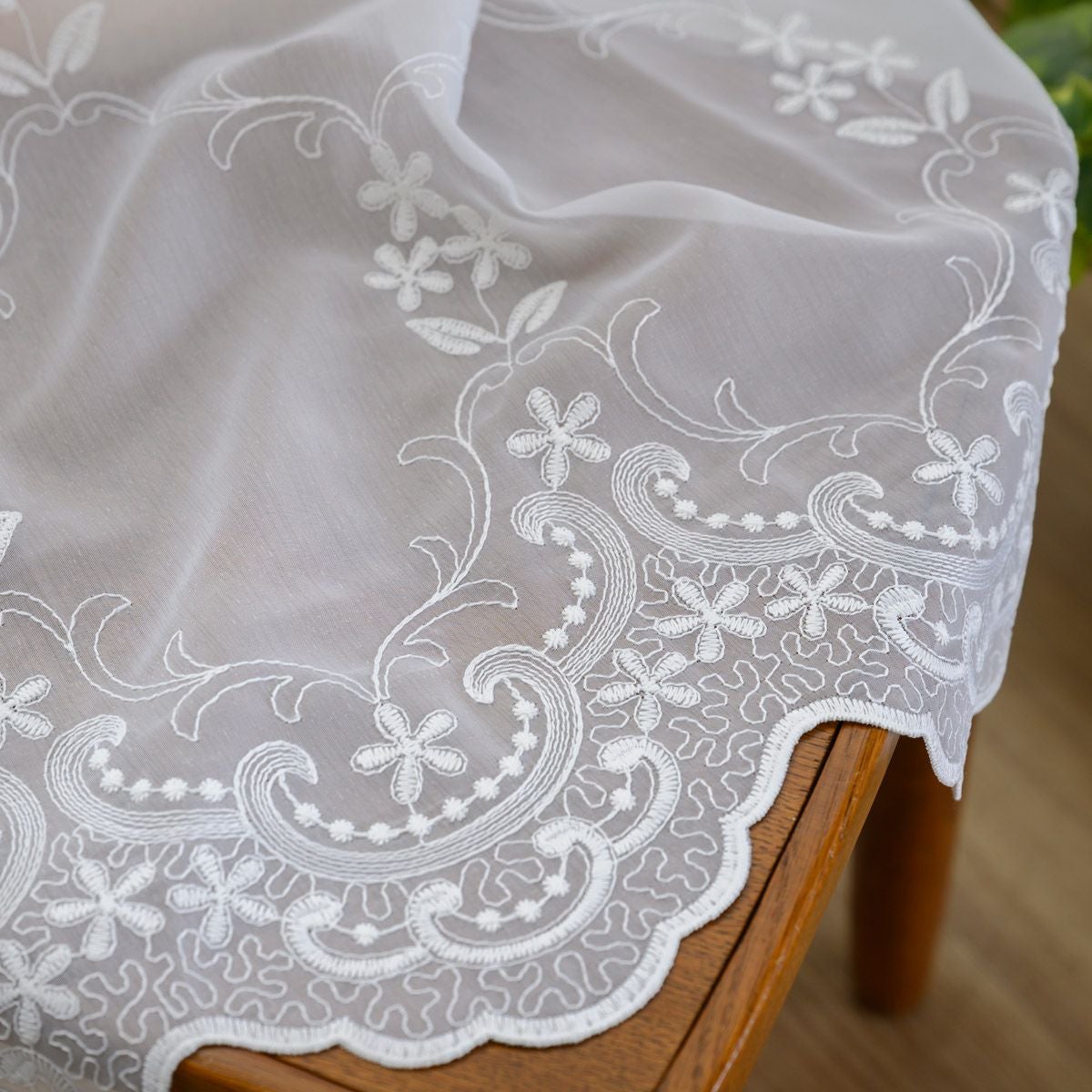 小花のリース柄の刺繍が大人フェミニンな裾スカラップのトルコ刺繍