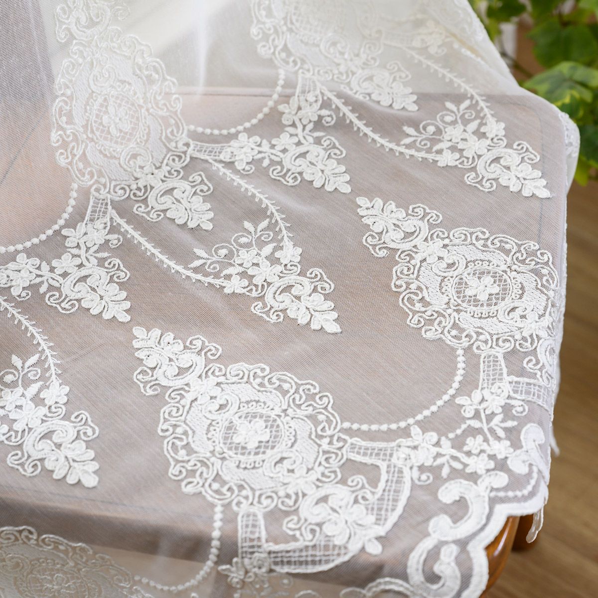 コード刺繍で表現したシャンデリア柄の裾スカラップが豪華なトルコ刺繍