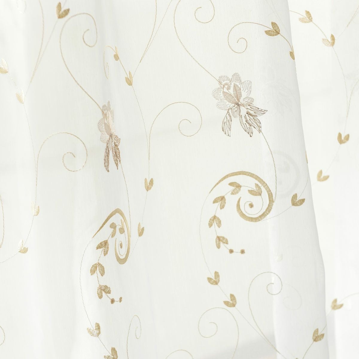 シャンパンゴールドの花刺繍と裾のスカラップが豪華でエレガントな高級