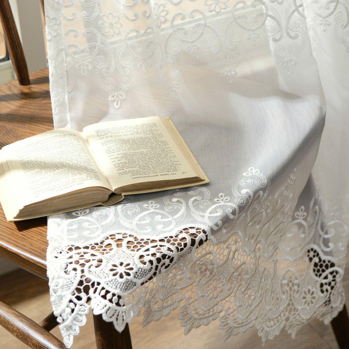 B2エレガントで上品な裾のマクラメが美しい 正統派の上質感が際立つ