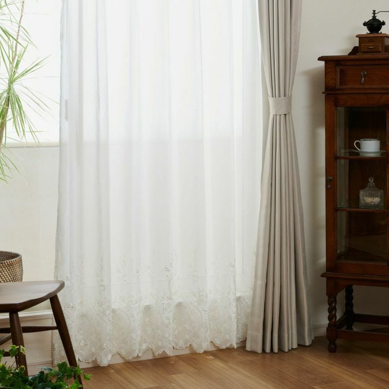 裾に咲く花とスカラップ刺繍が美しい 本物志向派も納得のトルコ刺繍