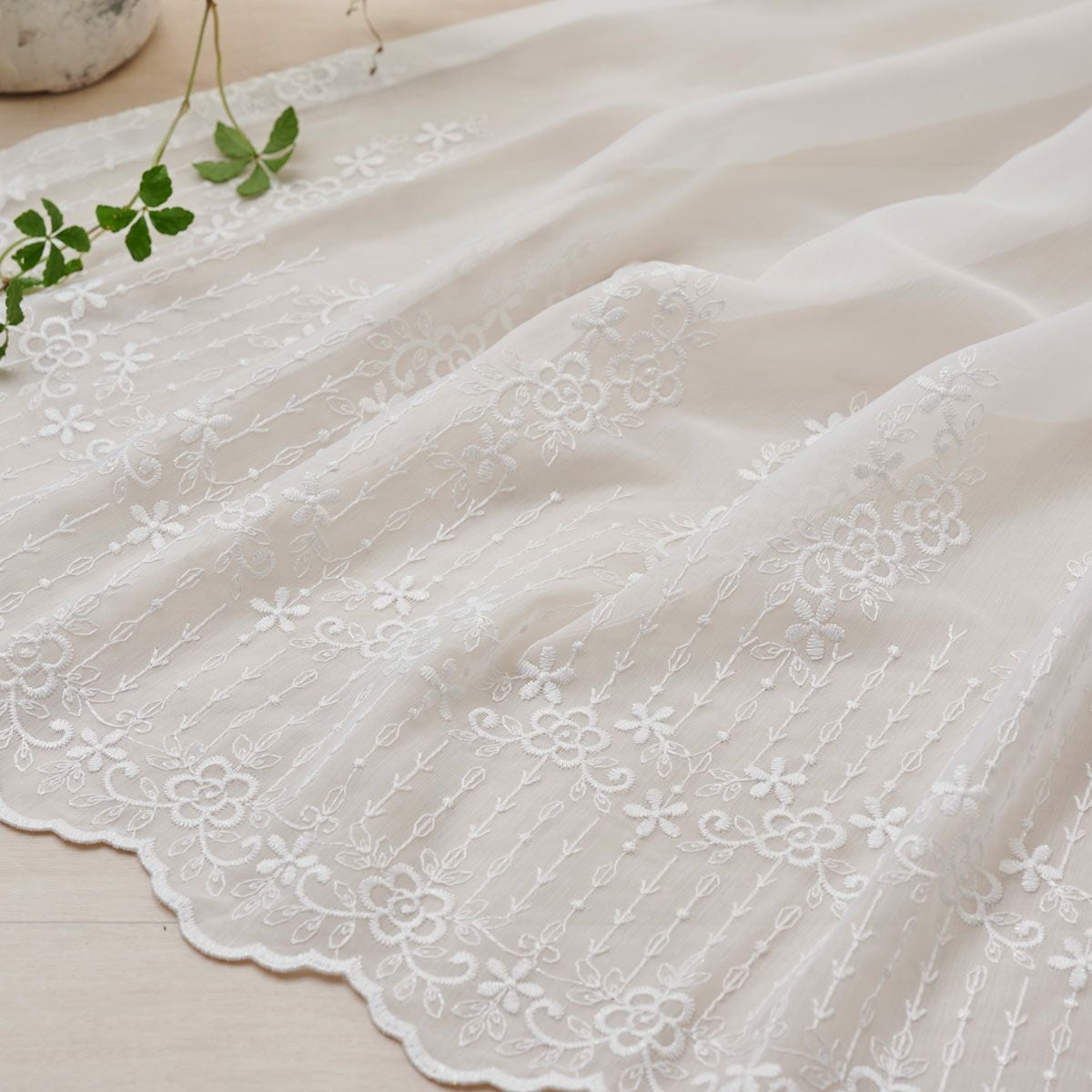 二段の小花の刺繍と裾スカラップが大人フェミニンでかわいいシームレス