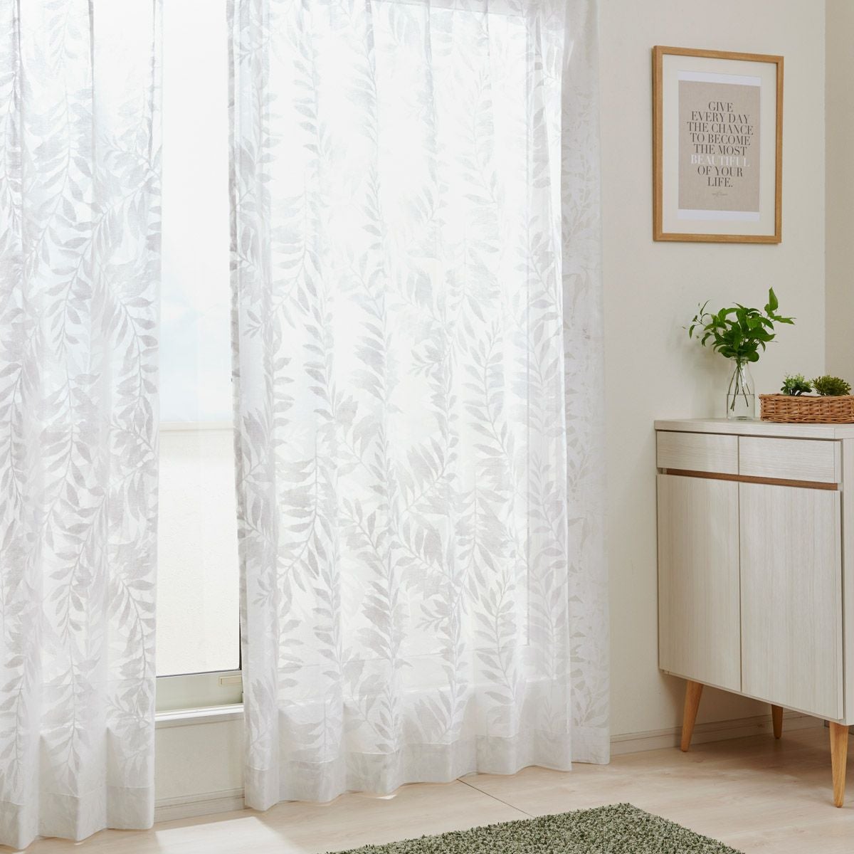シダの葉をオパールプリントで表現したレースカーテン エルリー（L