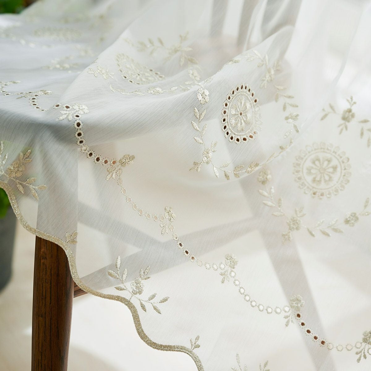 シャンパンゴールドの小花の刺繍が大人フェミニンでおしゃれな高級