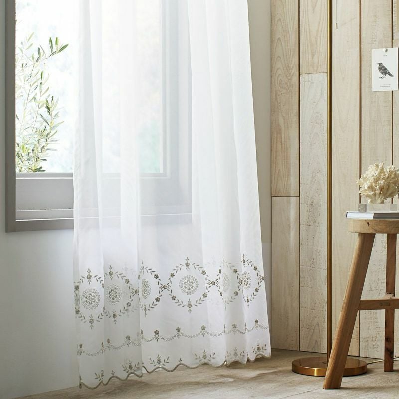 シャンパンゴールドの小花の刺繍が大人フェミニンでおしゃれな高級