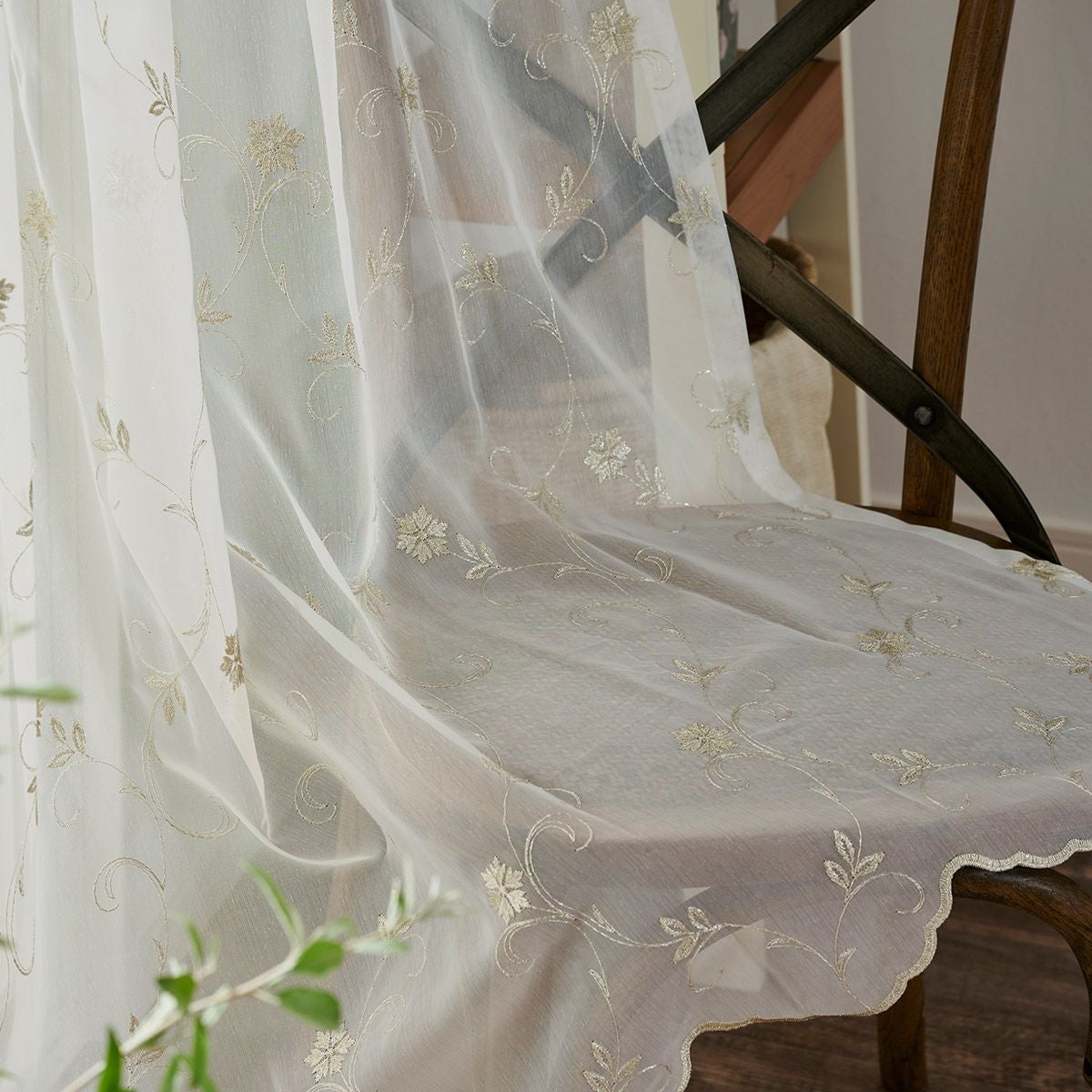 シャンパンゴールドの小花柄の刺繍が美しいシームレスのトルコ刺繍