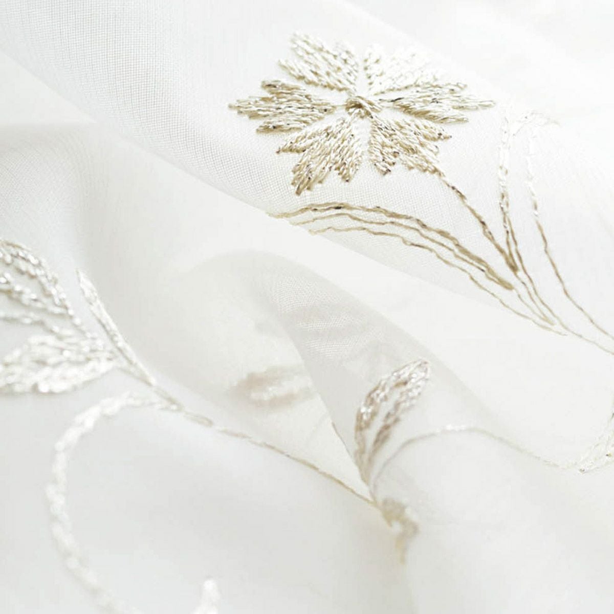 シャンパンゴールドの小花柄の刺繍が美しいシームレスのトルコ刺繍