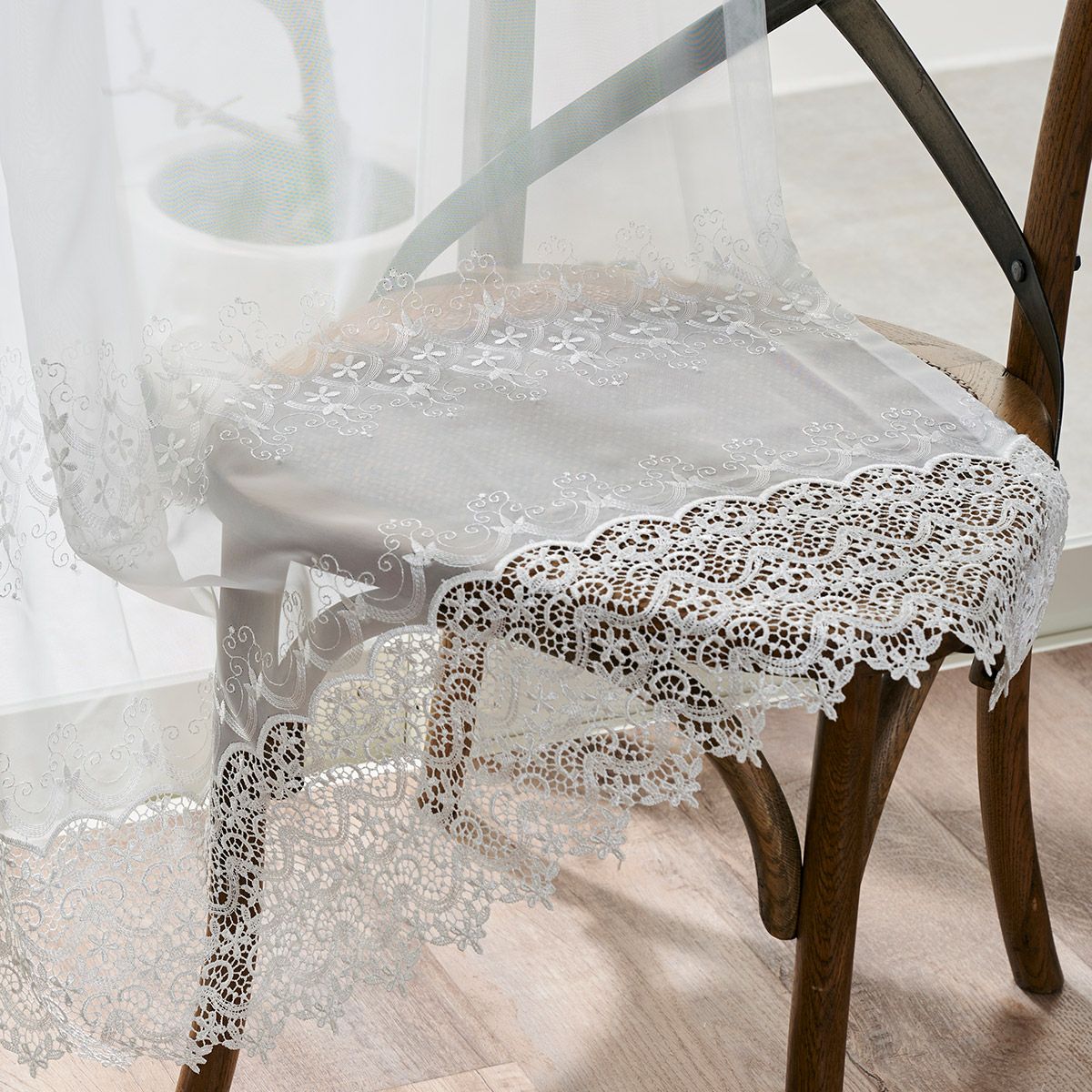 トルコ刺繍レースカーテン マクラメを裾にあしらった刺繍がエレガント