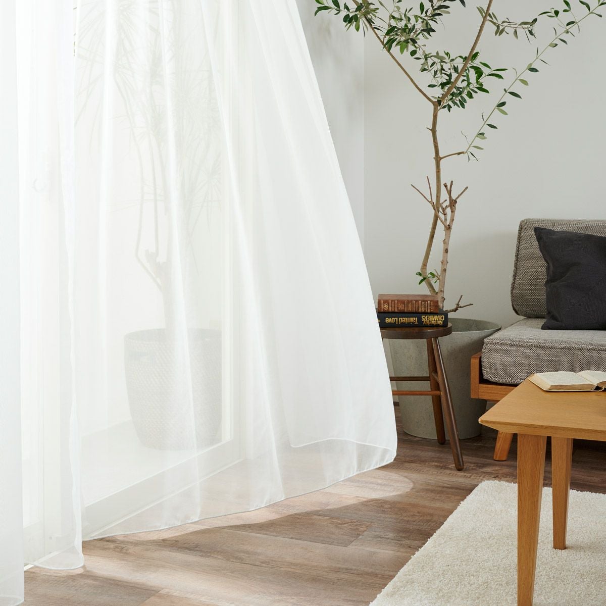 シンプルなデザインが魅力の防炎機能付きボイルレースカーテン ネブラ