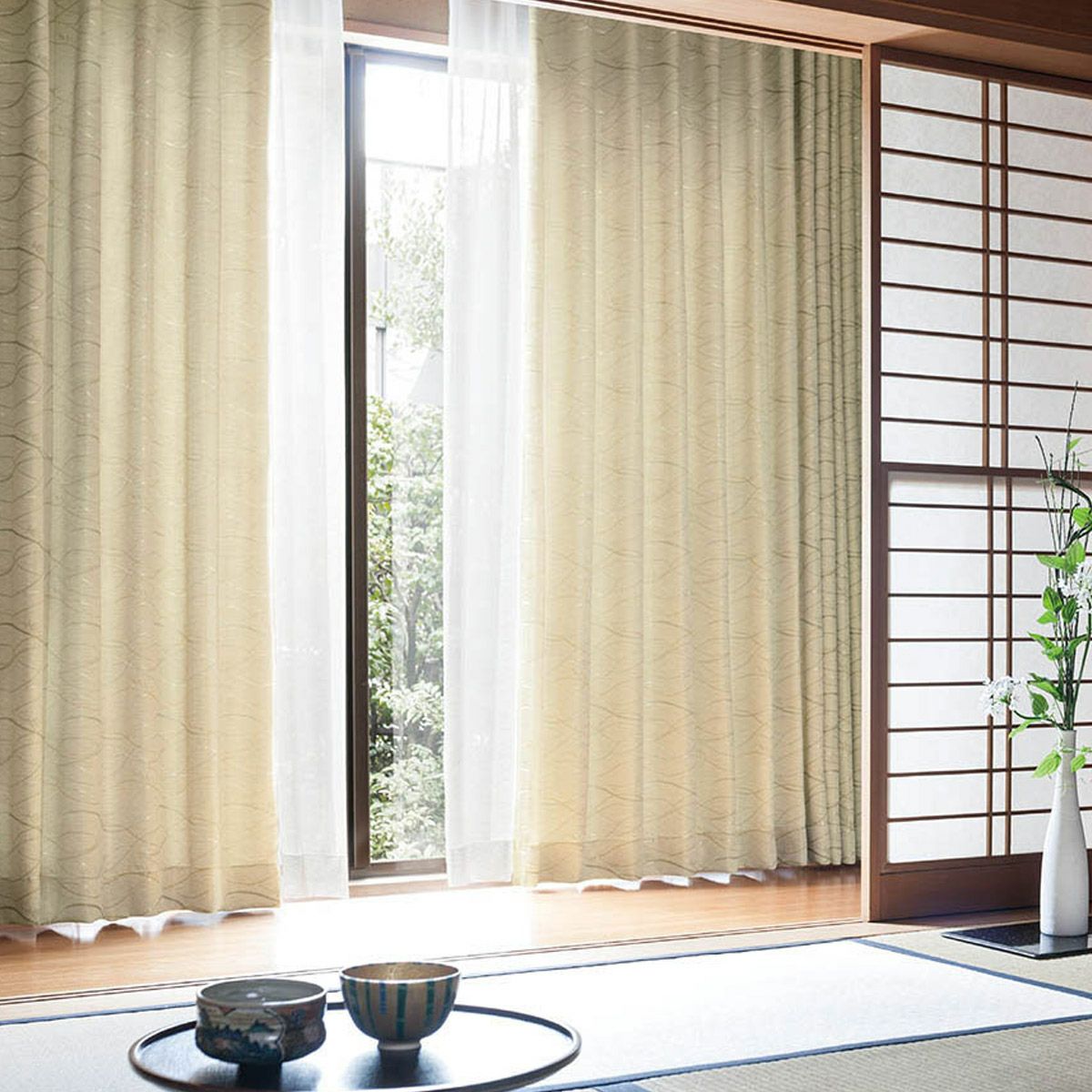 流れるようなススキとリズミカルに舞う木の葉柄の和風カーテン エニシ