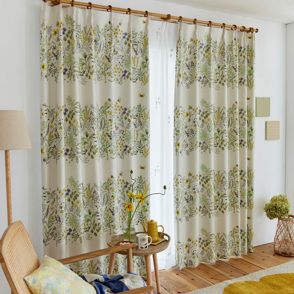 小花や蝶で大胆に構成したボーダー柄北欧風2級遮光カーテン フルール