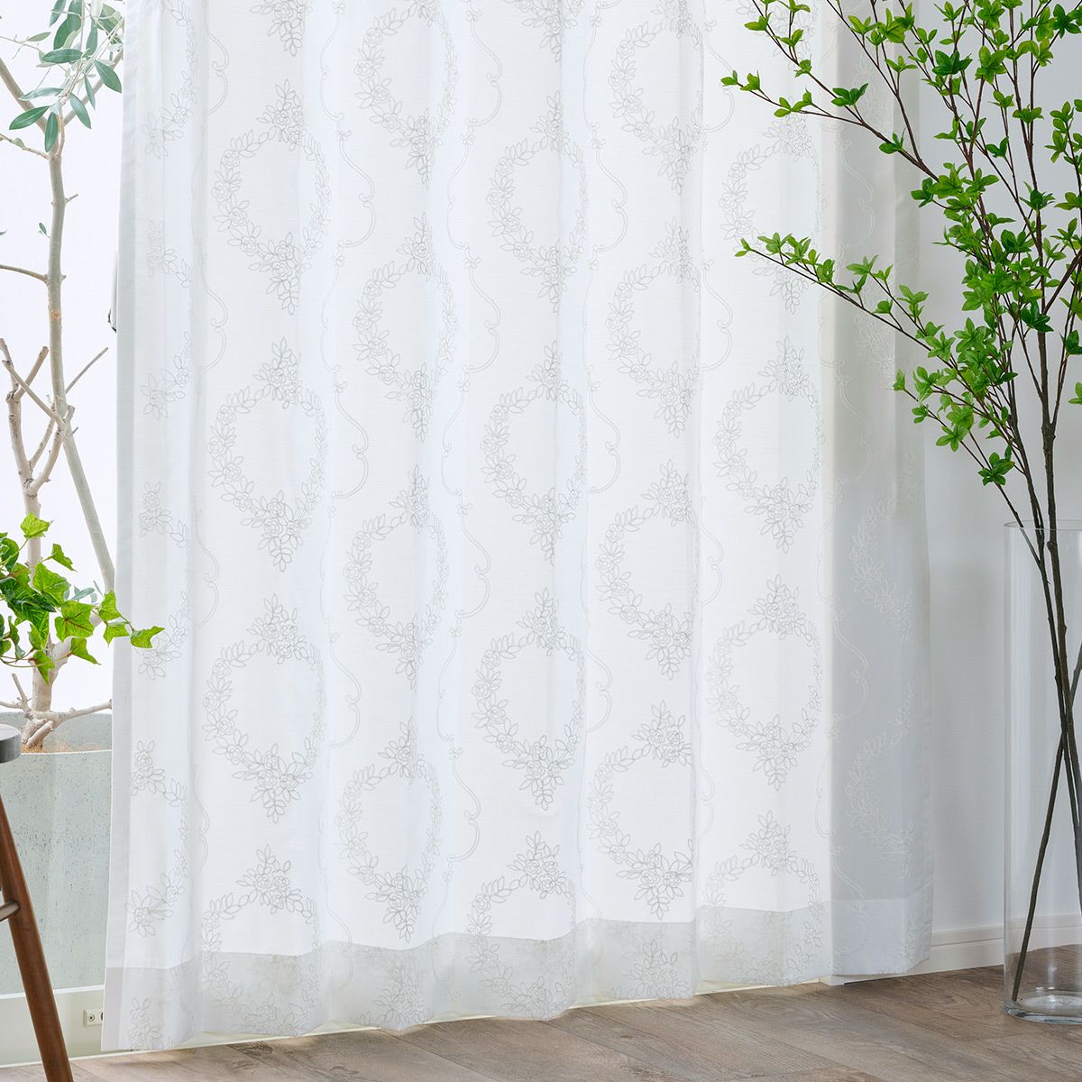 花柄の刺繍が美しい遮熱・UVカットボイルレースカーテン ノワール（L