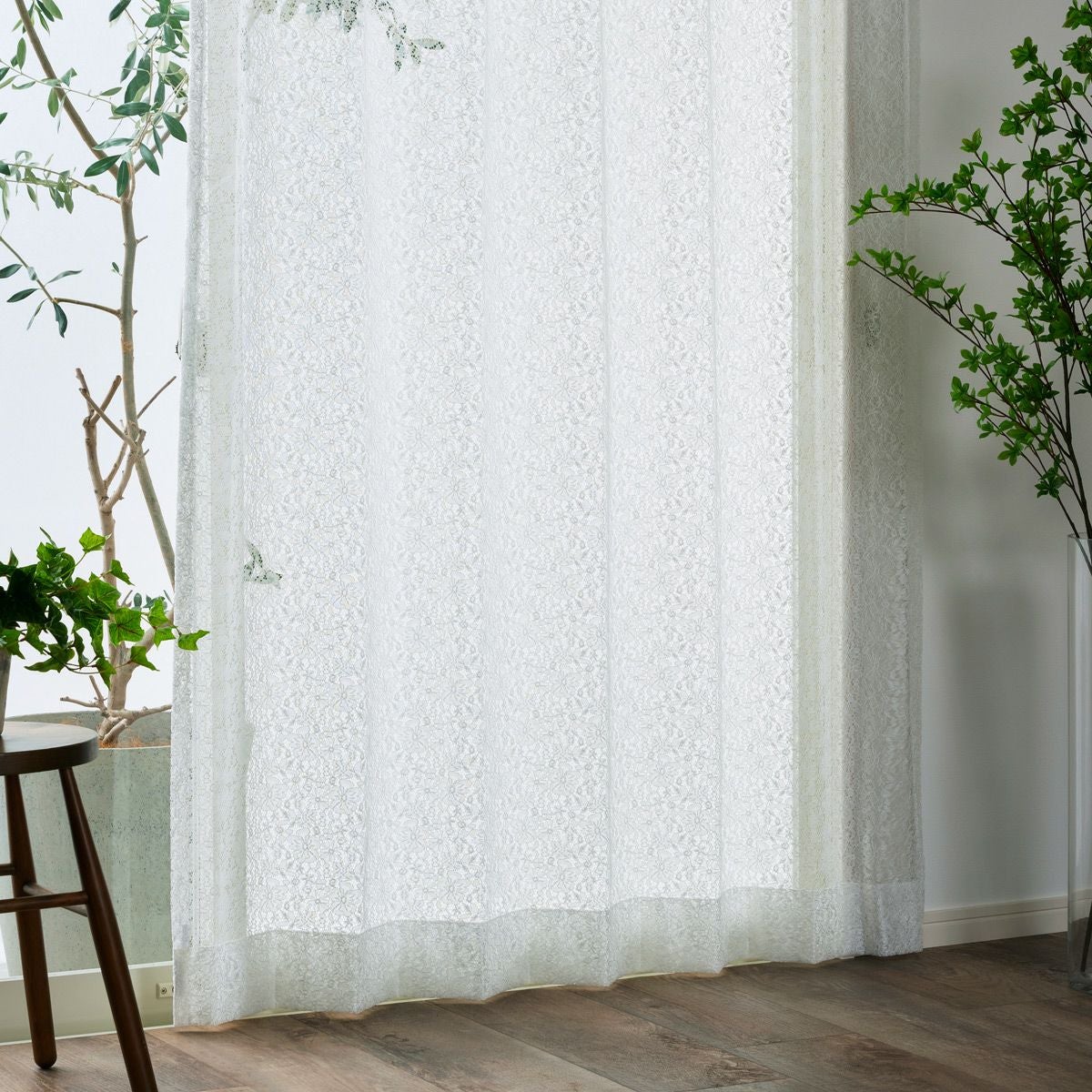 ラッセルレース生地でつくられたフェミニンなレースカーテン マイン（L
