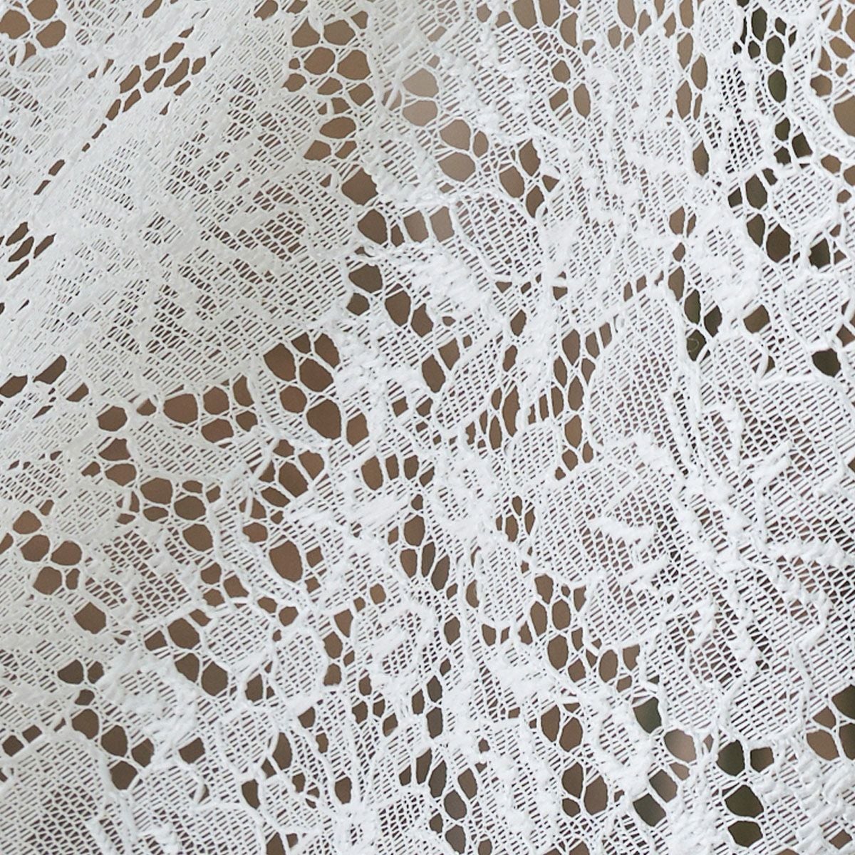 ラッセルレース生地でつくられたフェミニンなレースカーテン マイン（L