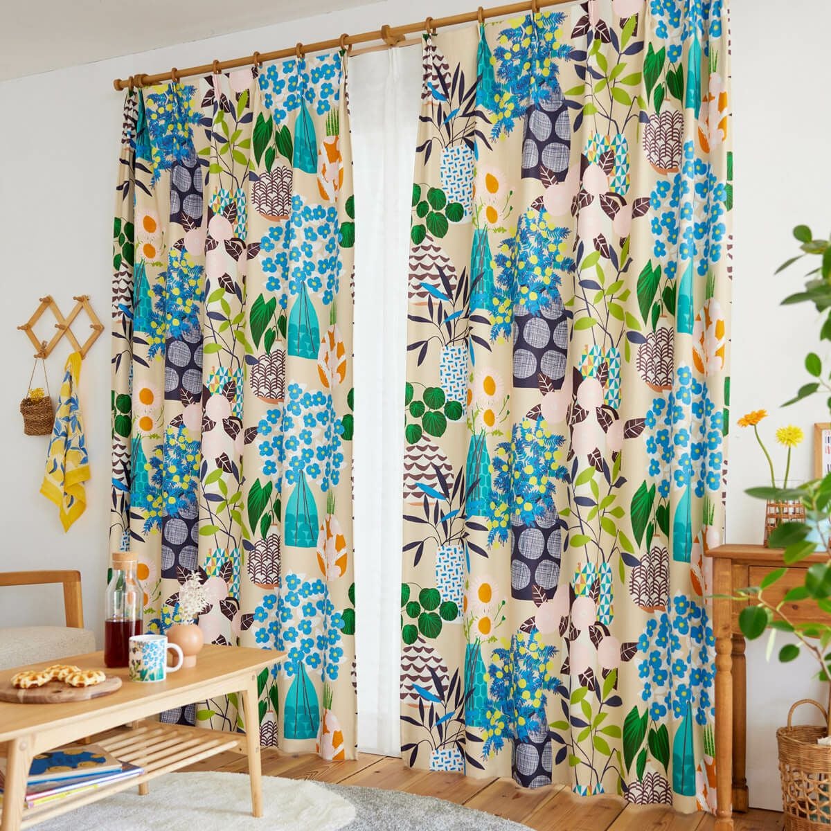 インパクトのある北欧風フラワーポット柄の2～3級遮光カーテン