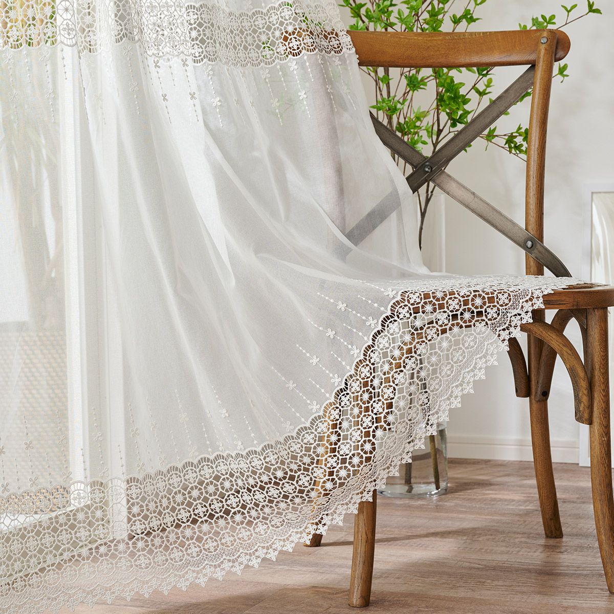 正統派の美しさが際立つ豪華でボリューム感のあるマクラメレースが