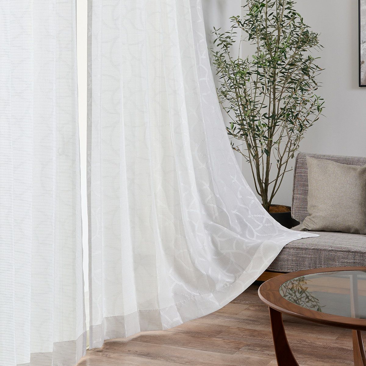 モダンな幾何柄が上質なインテリアを際立たせる防炎レースカーテン