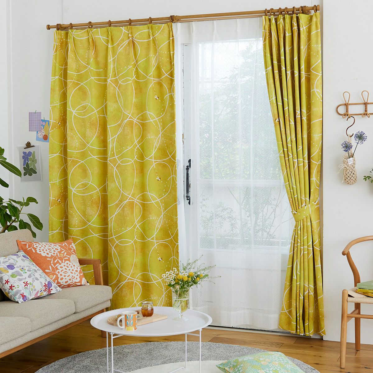 ミツバチの軌道ラインがおしゃれな3級遮光カーテン ハニー（D-1196