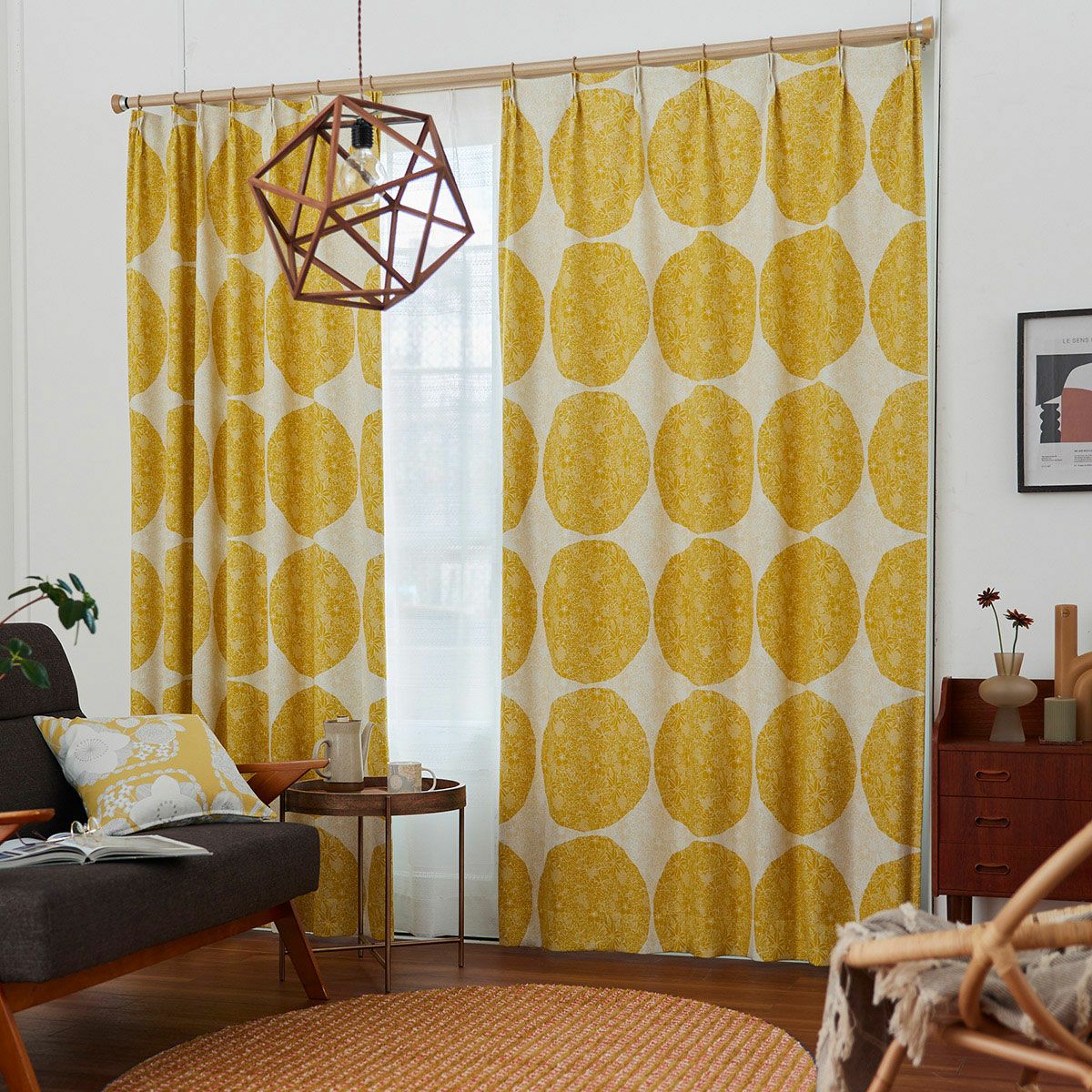 大きなドットと繊細に描かれた花柄が美しい3級遮光カーテン トピア（D