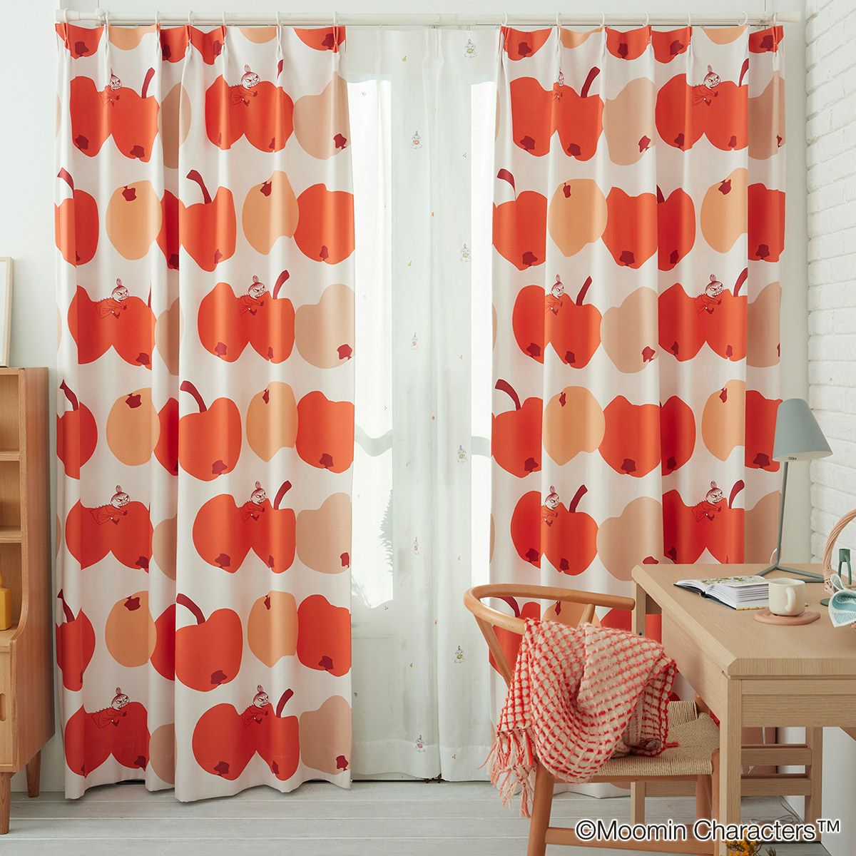 2・3級遮光カーテン ムーミン・リンゴガブリ！（D-1196）｜カーテン