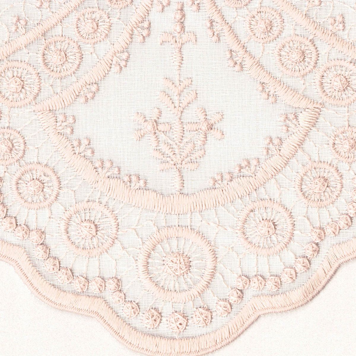 くすみピンクのオーナメント柄刺繍と裾スカラップが大人フェミニンで甘