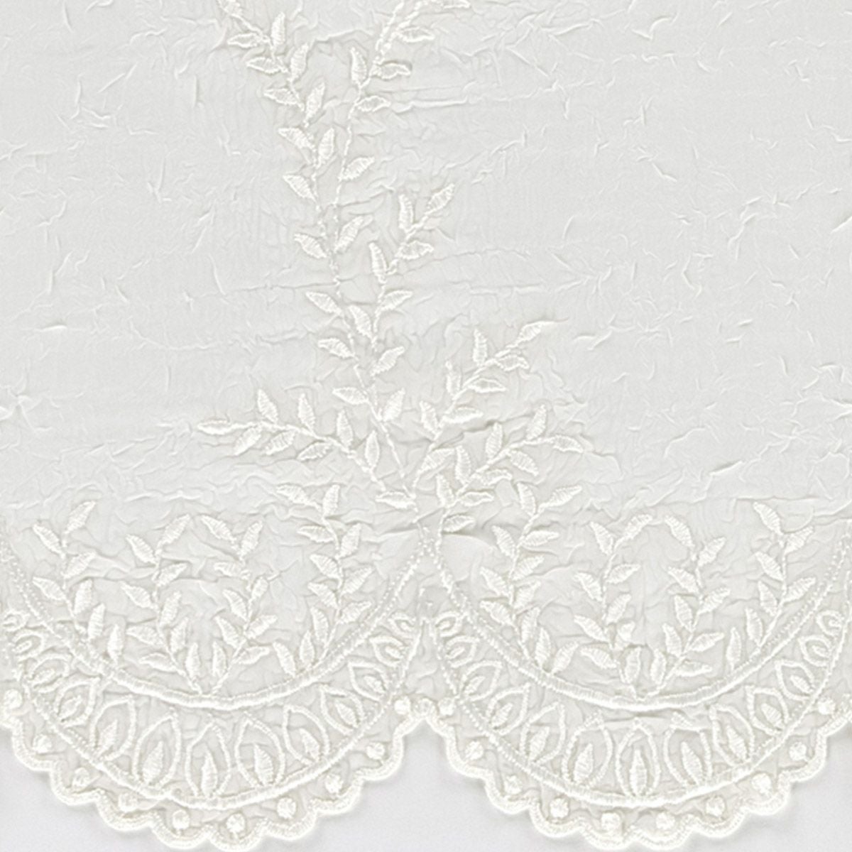 クラッシュ加工生地にリーフ柄だけを刺繍したモダンなトルコ刺繍レース