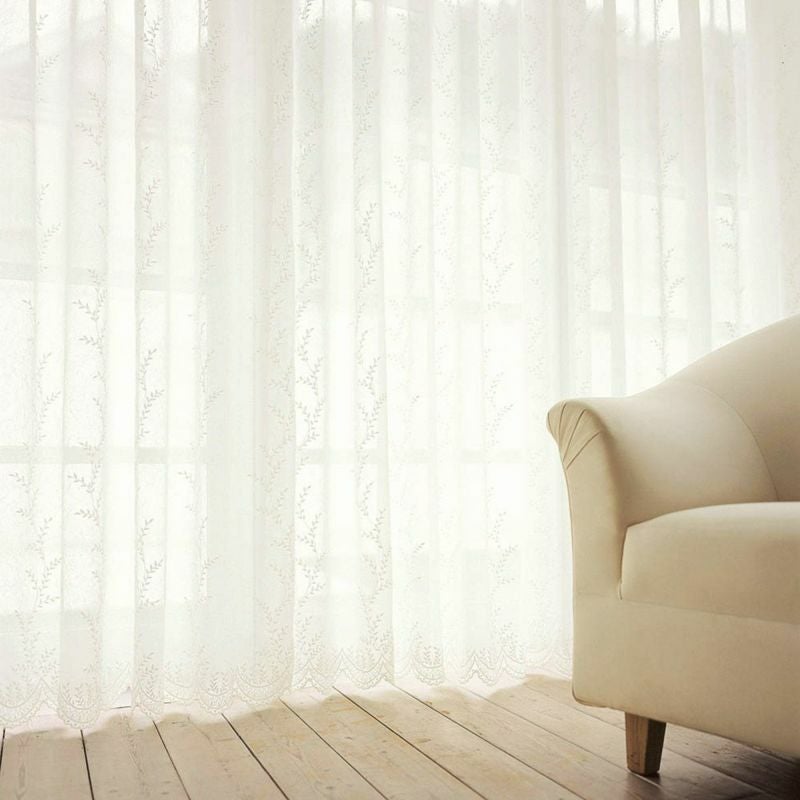 クラッシュ加工生地にリーフ柄だけを刺繍したモダンなトルコ刺繍レース