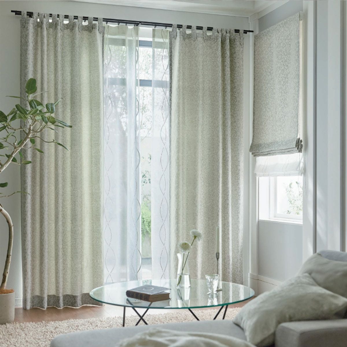 唐草模様をジャカード織で上品に表現した防炎カーテン アガサ（D1196