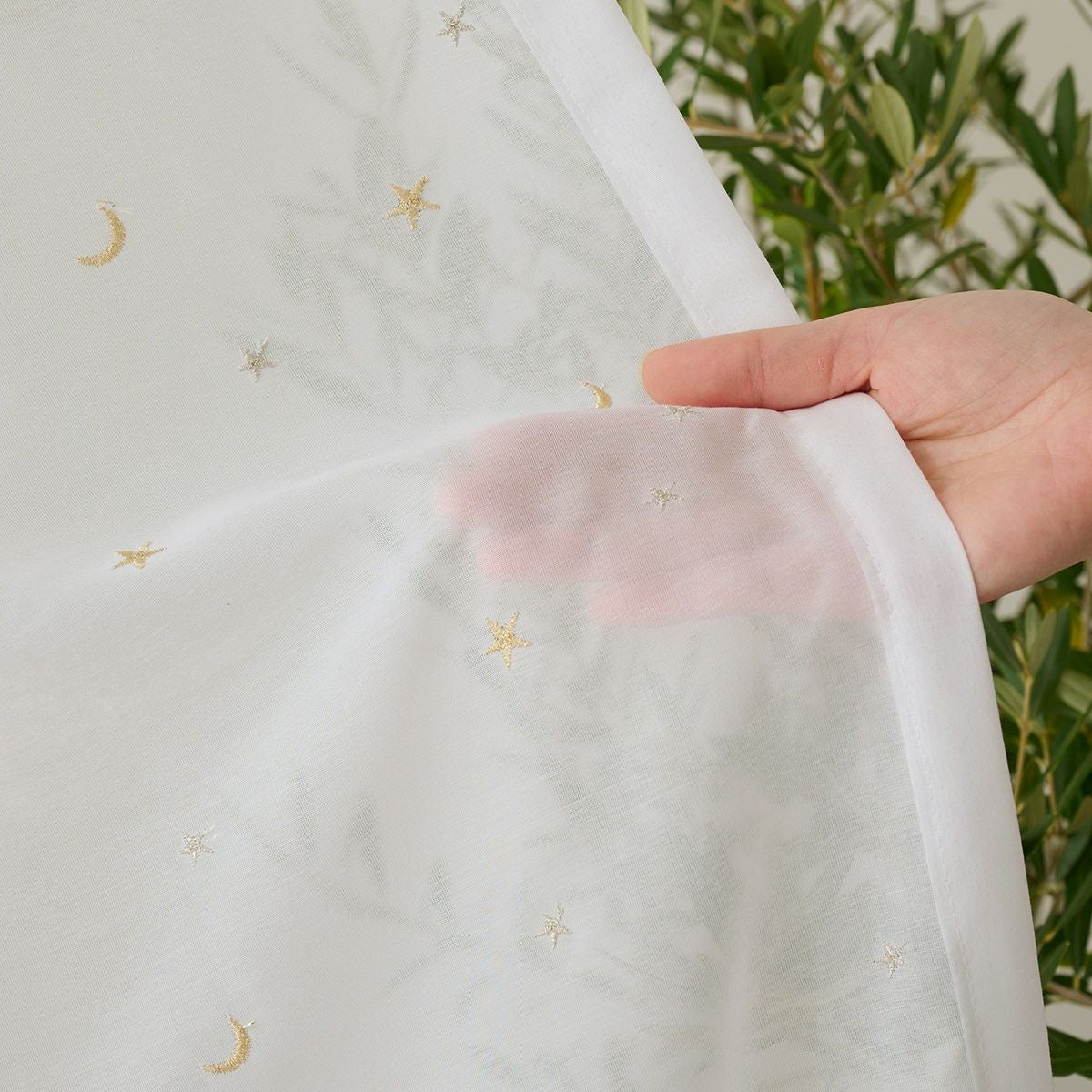 キラキラ輝く星と月がおしゃれな刺繍レースカーテン スターリット