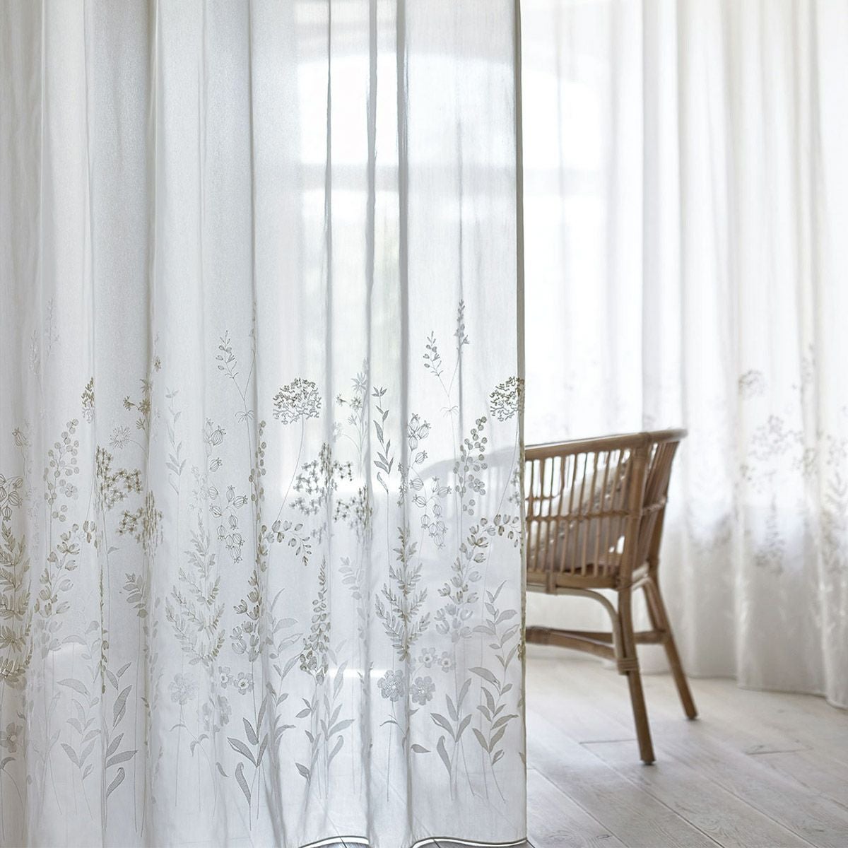 きらきらと咲き誇る草花の上品な刺繍が美しいボイルレースカーテン フィリス（L-1296）