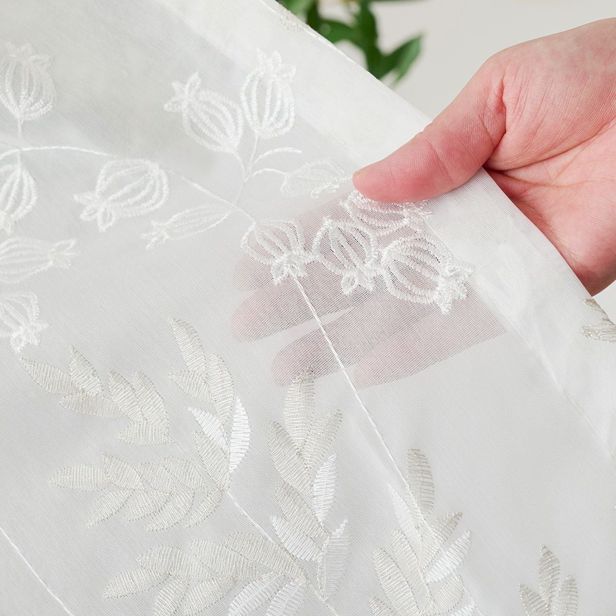 きらきらと咲き誇る草花の上品な刺繍が美しいボイルレースカーテン
