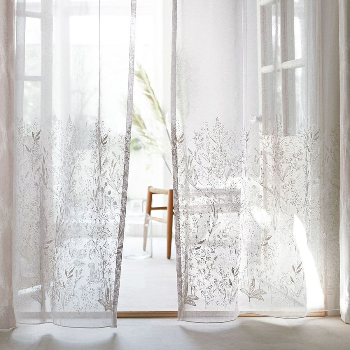 ナチュラルな風合いの草花や動物の刺繍がおしゃれなレースカーテン マーシャ（L-1296）