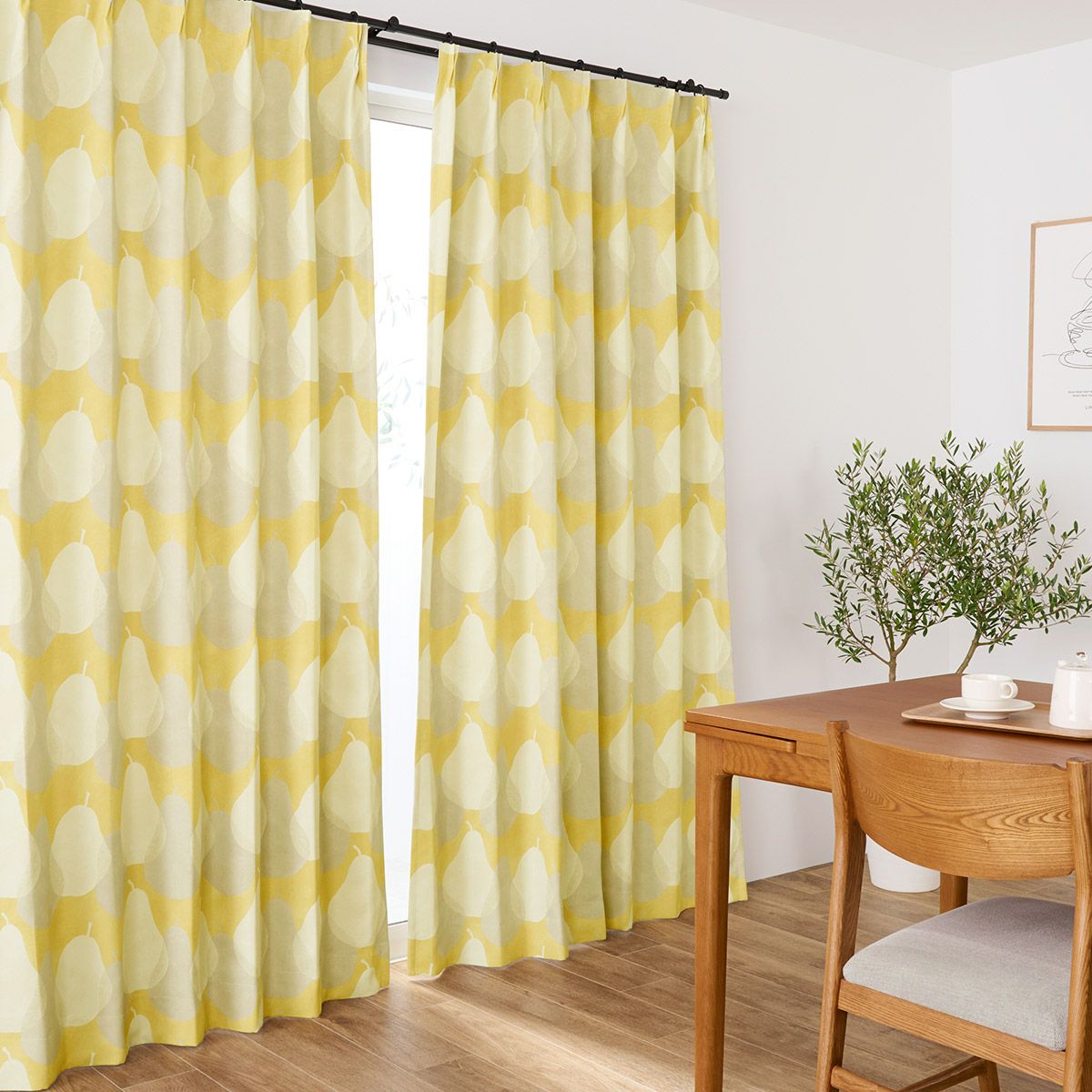 北欧テイストの洋梨柄をやさしい色合いで描いた2・3級遮光カーテン パロン（D-1144）