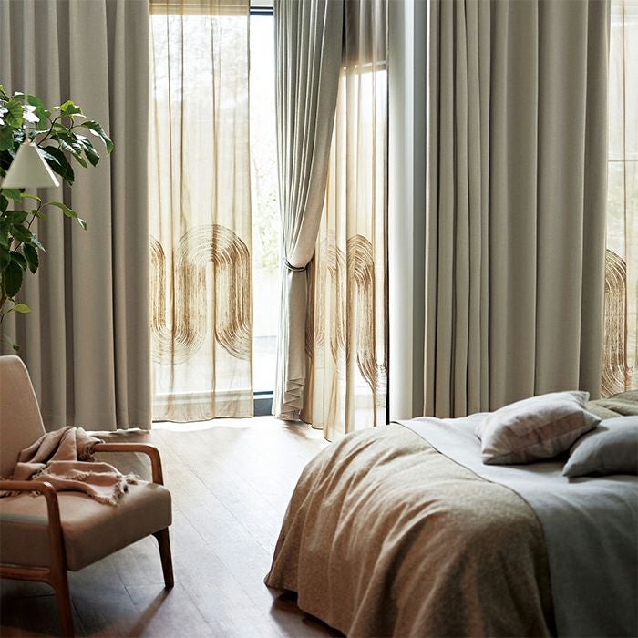 光沢感のあるおしゃれ生地の1級遮光・防炎カーテン　オスクロ