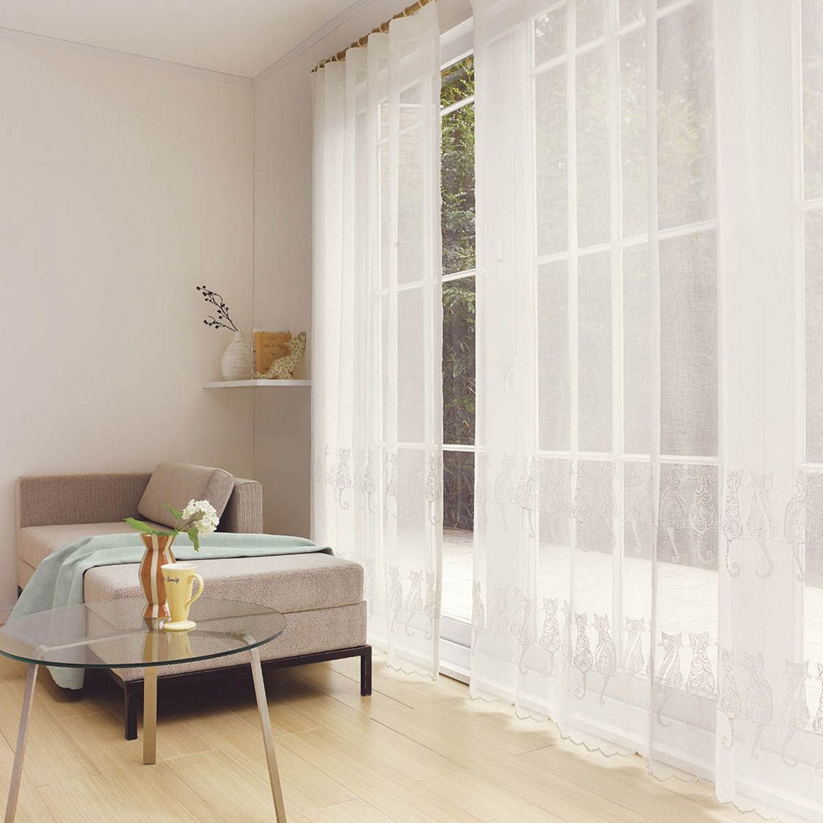 おしゃれな猫のモチーフを繊細な刺繍で表現したシームレストルコ製