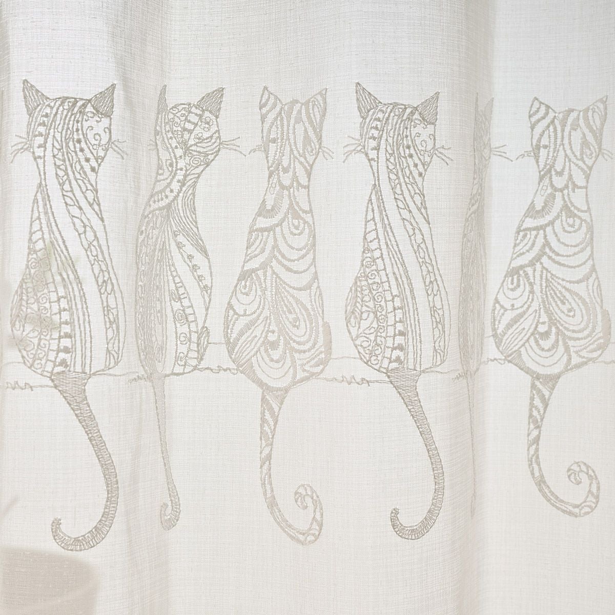 外を眺める猫たちを繊細な刺繍で表現したトルコ製レースカーテン　パーチェ（L-8205)