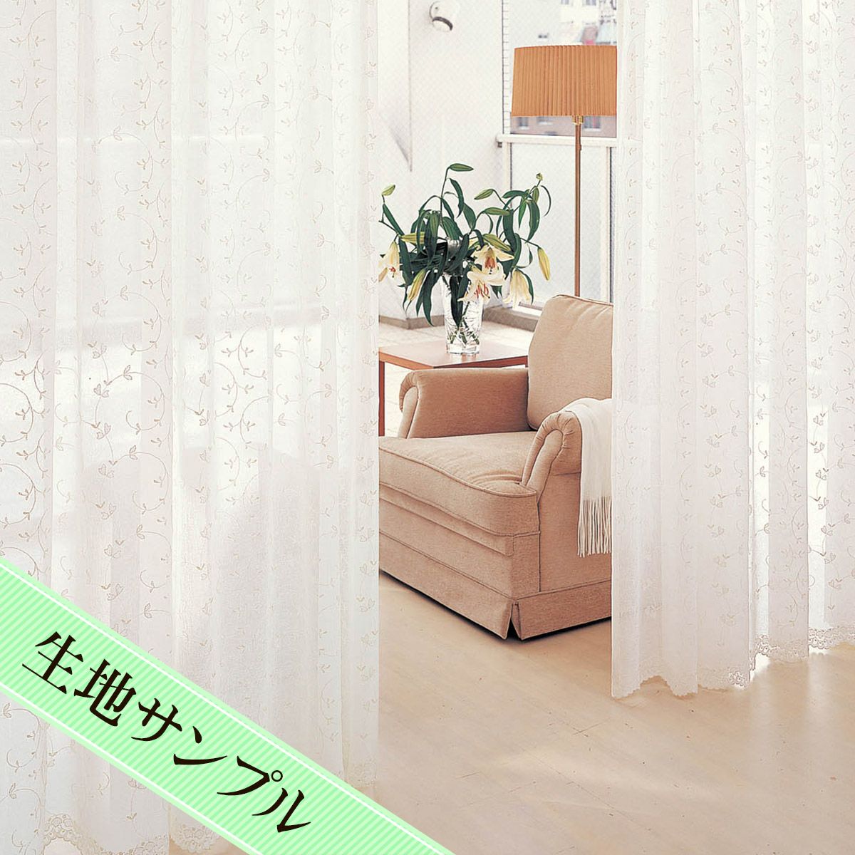 クラッシュ加工を施した生地におしゃれなリーフ柄を刺繍した甘すぎない