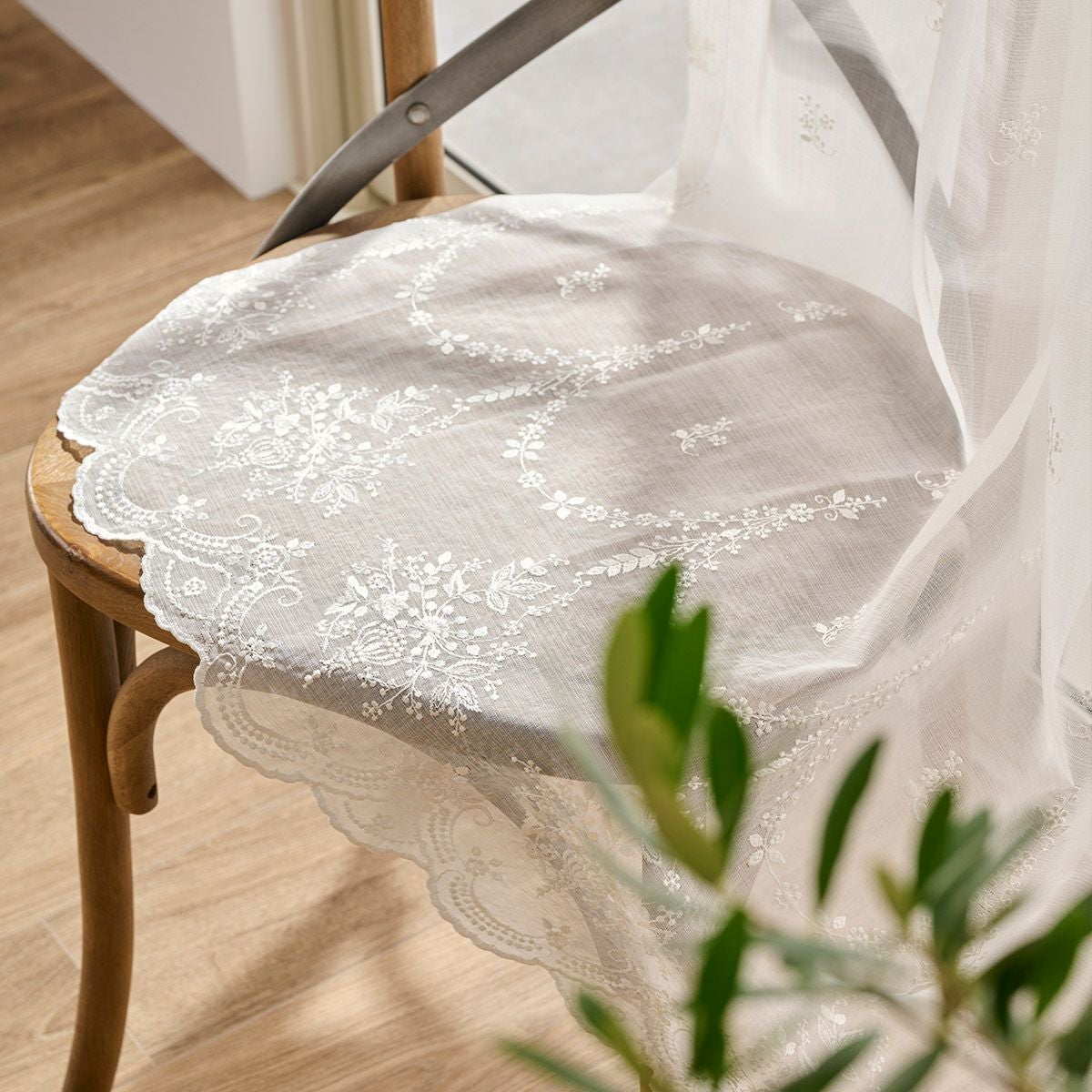 裾の豪華なオーナメント柄が美しい華やかな印象のトルコ刺繍レースカーテン　ミニョン（L-8205)