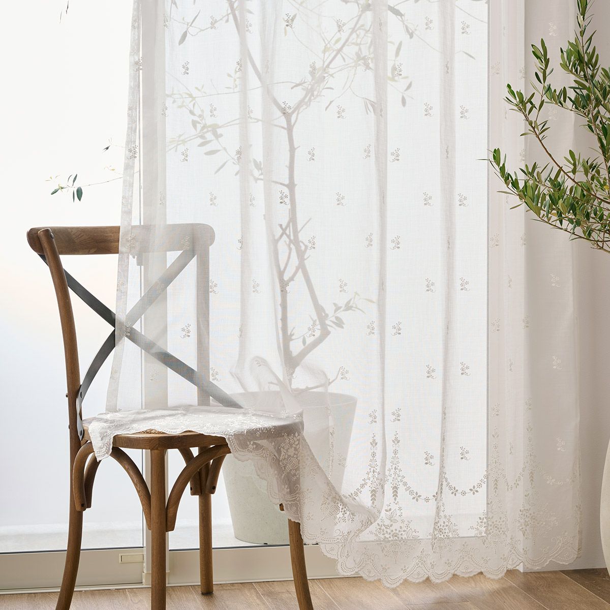 クラシカルなオーナメント＆花ブーケの刺繍とスカラップが美しい