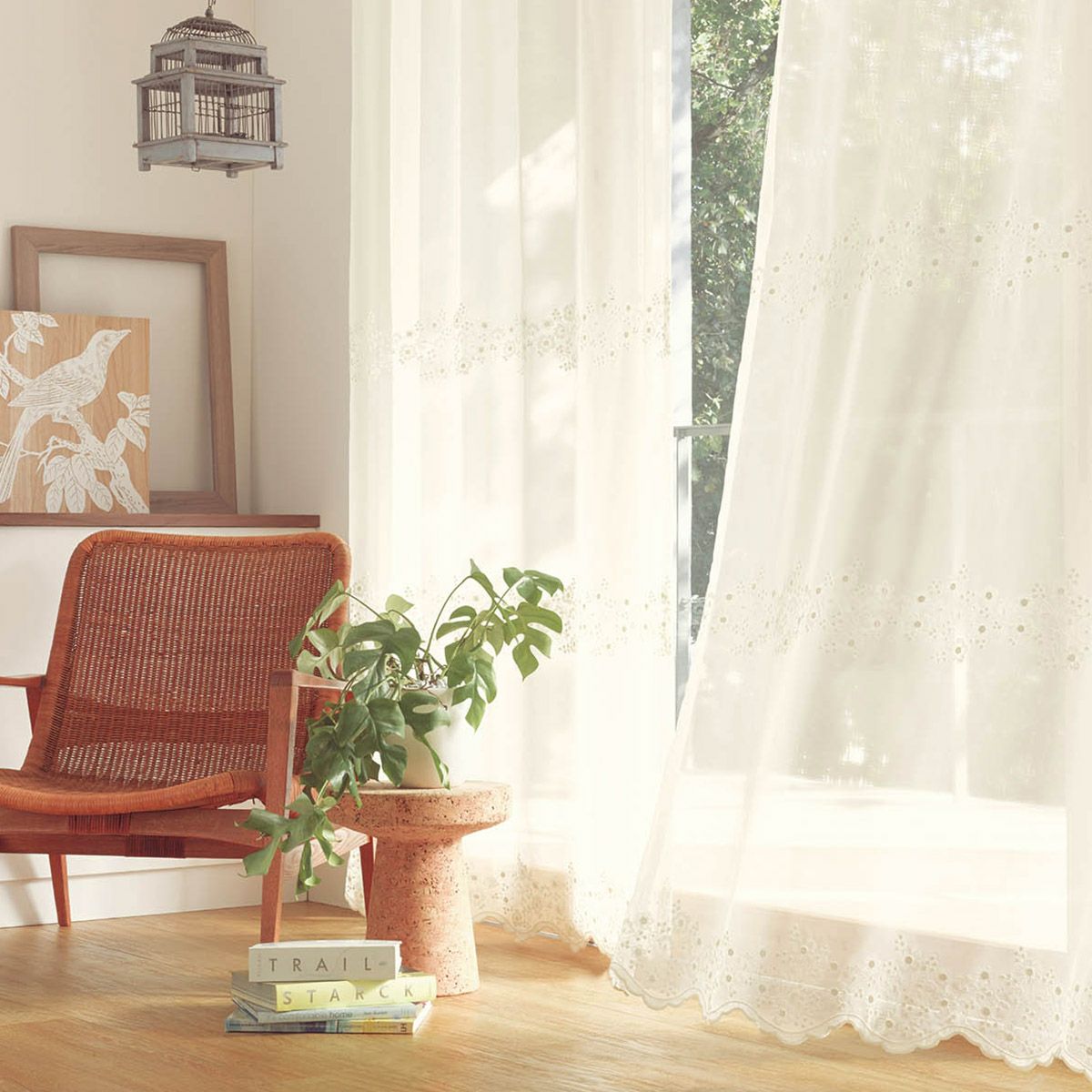 愛らしい花々の刺繍が美しいフェミニンな印象のトルコ刺繍レースカーテン　アンジュ（L-8205)
