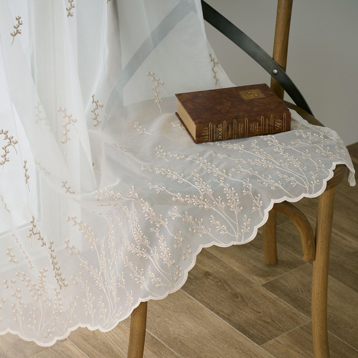 グレージュの小花刺繍がフェミニンでやさしい雰囲気のシームレストルコ