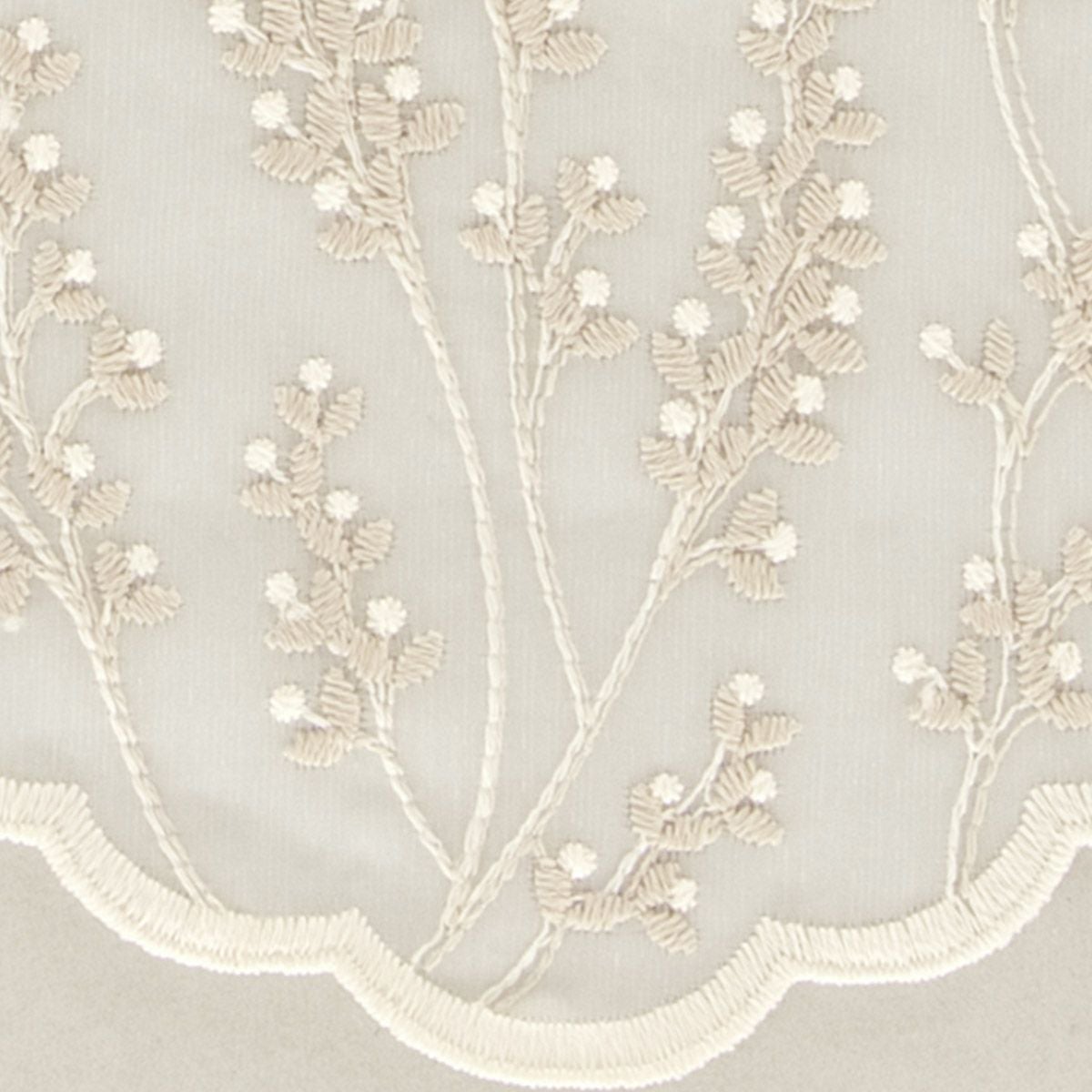 グレージュの小花刺繍がフェミニンでやさしい雰囲気のシームレストルコ