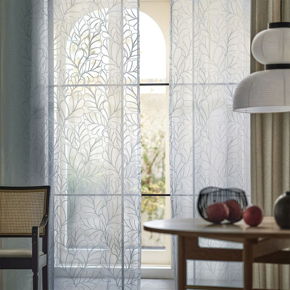 モダンなリーフ柄をチェーンステッチで表現したトルコ刺繍カーテン ヴァンベール（L-1296）