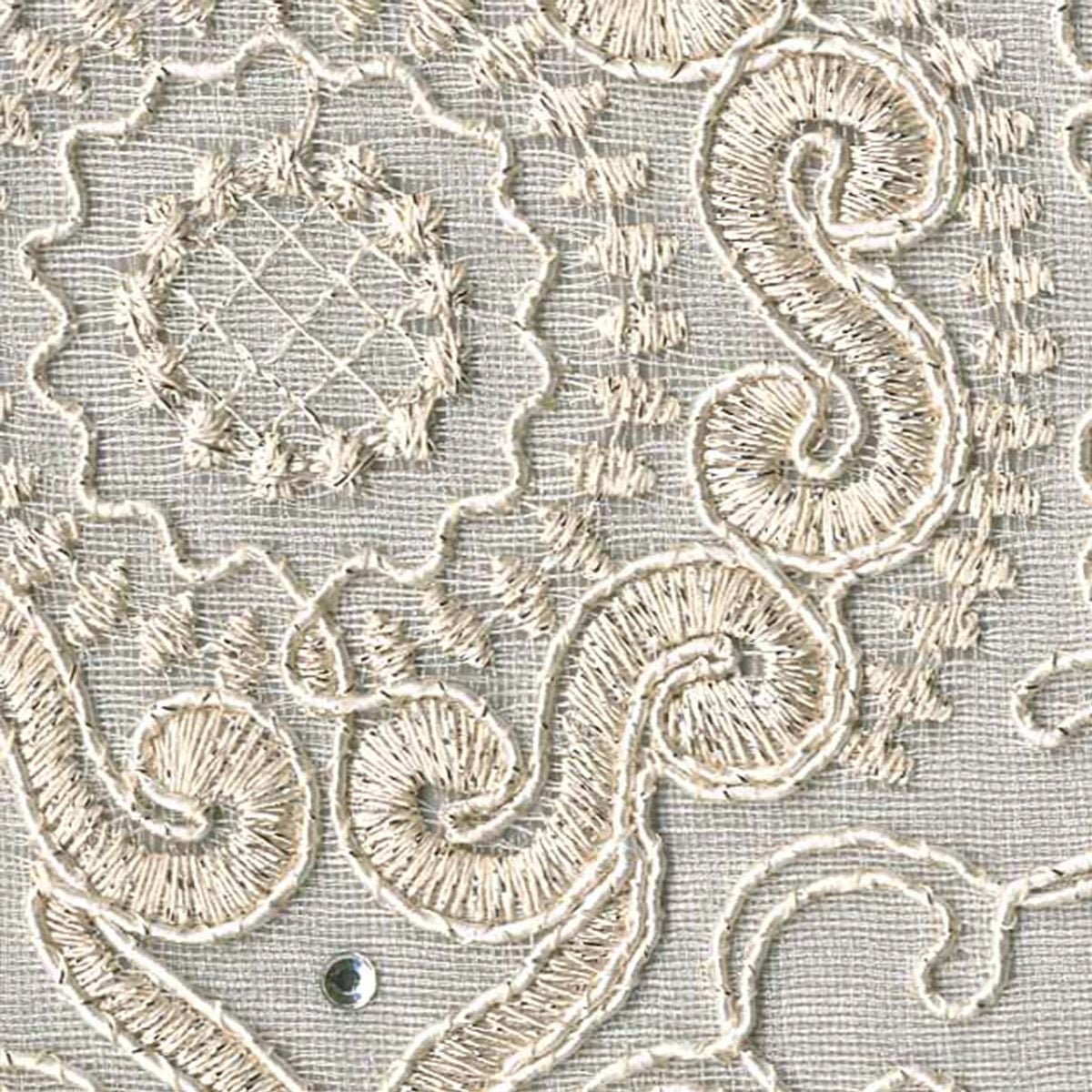 コード刺繍で表現したシャンパンゴールドのダマスク柄 豪華な裾